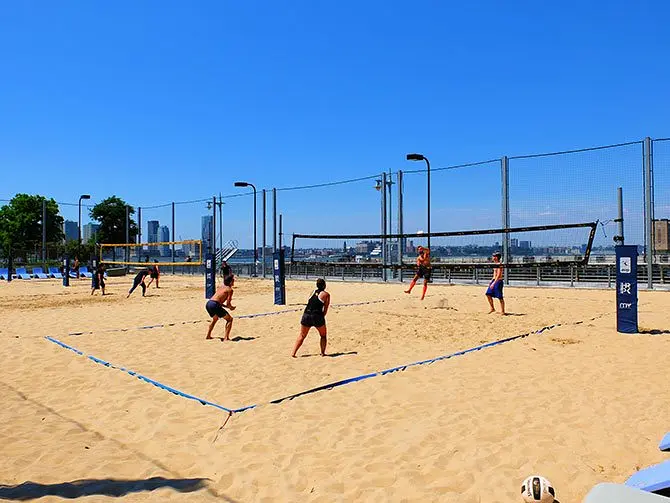 Ting å gjøre i TriBeCa - Strandvolleyball