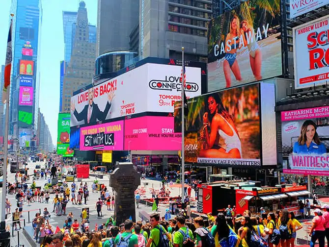 Ting å gjøre på Times Square - Folkemengde