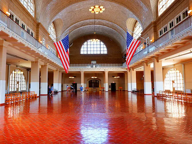 Frihetsgudinnen og Ellis Island båttur - Bygning på Ellis Island