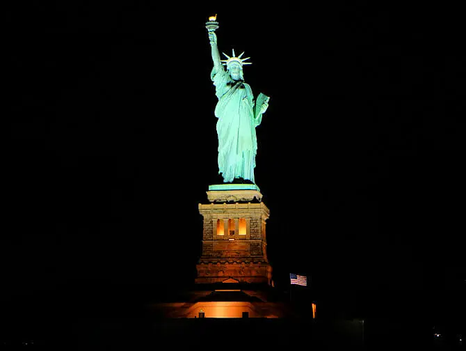 Cruise med middagsbuffet i New York - Frihetsgudinnen