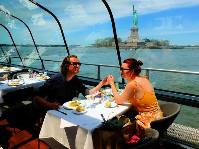 Valentines-cruise med middag i New York - Frihetsgudinnen