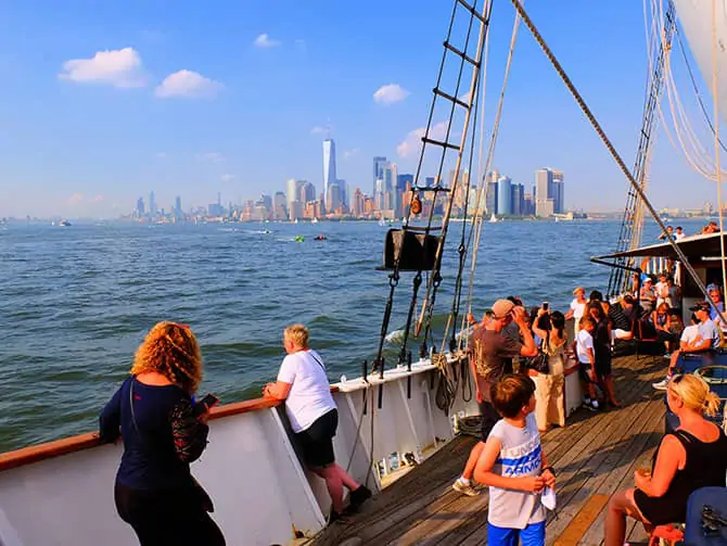 Helgeseiling med champagnebrunch i New York - På seiltur