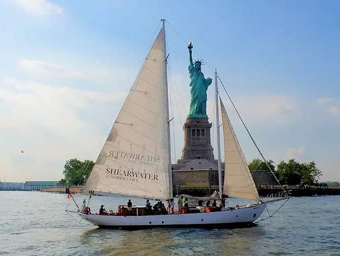Helgeseiling med champagnebrunch i New York