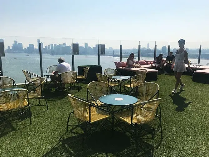 Gay Bars i New York - Le Bain terrasse