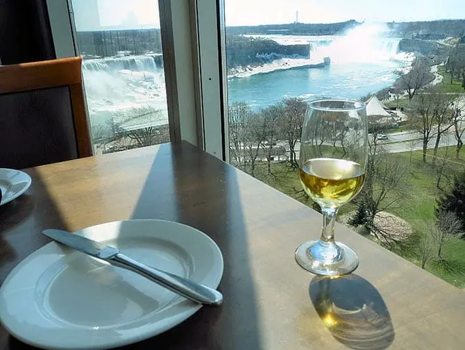 New York til Niagara Falls dagstur med fly - Lunsj