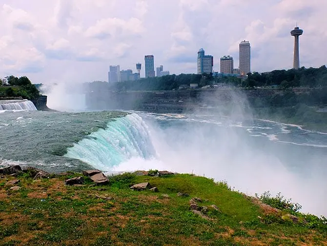 New York til Niagara Falls dagstur med fly - Fossefallet ved den amerikanske siden