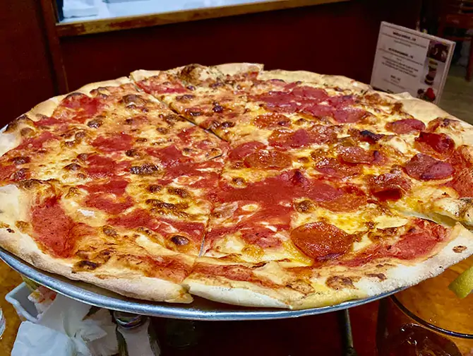 Beste Pizza i New York - Pizza ved John's
