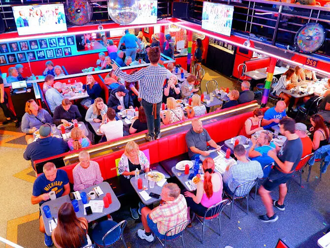 Frokost i New York - Inne på Ellen’s Stardust