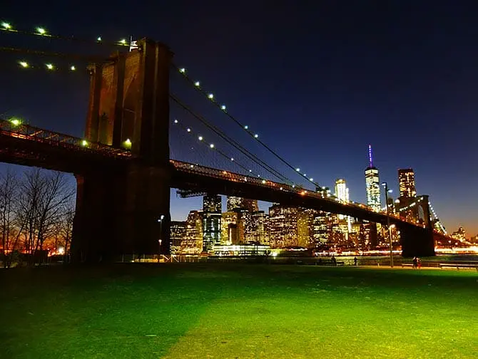 Parker i New York - Brooklyn Bridge om natten