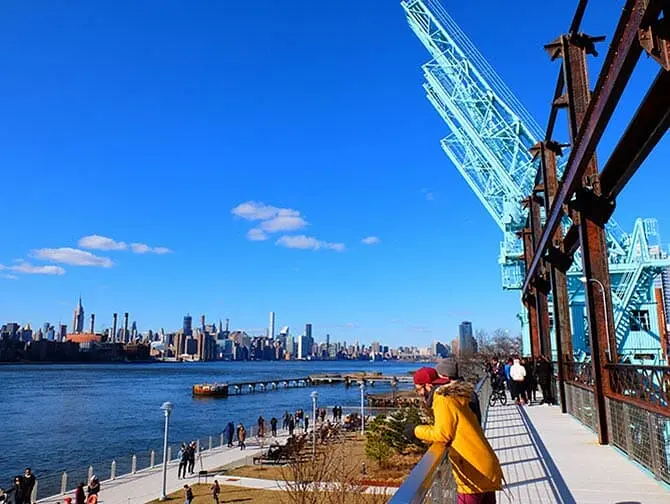 Parker i New York - Opphøyd gangsti i Domino Park