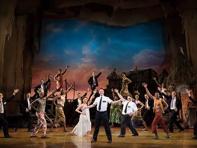 The Book of Mormon Broadway Tickets - Sammen med lokalbefolkningen