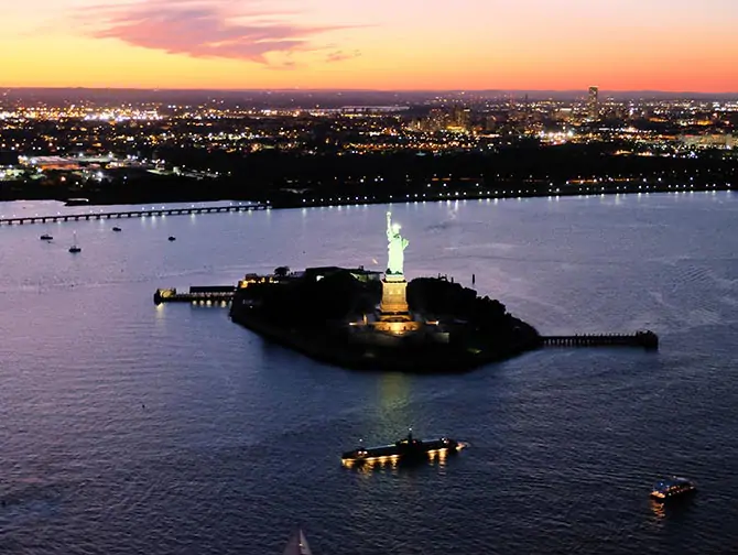 New York helikoptertur om kvelden - Frihetsgudinnen