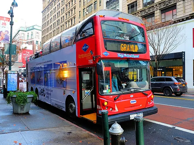Hop-On Hop-Off buss i New York - Gray Line rød buss