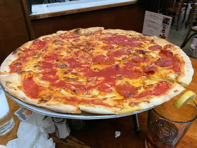 Spise ute med barn i New York - Pizza hos Johns