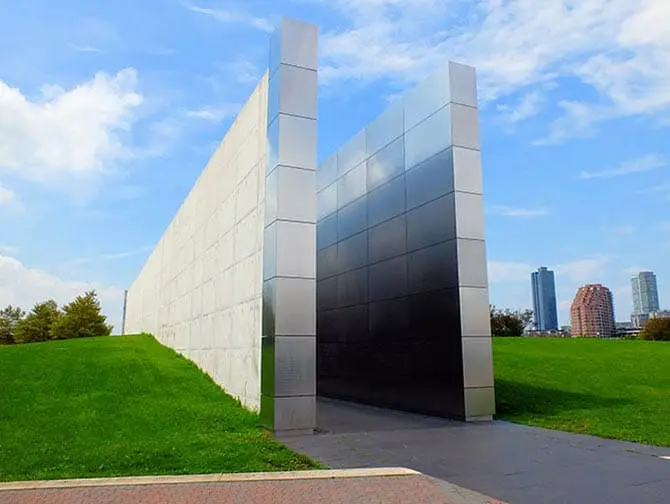 Empty Sky Memorial in New Jersey - fra siden
