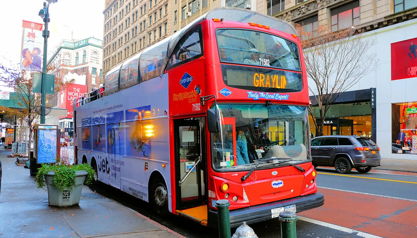 Gray Line Hop-On-Hop-Off-buss i New York - ombordstigning
