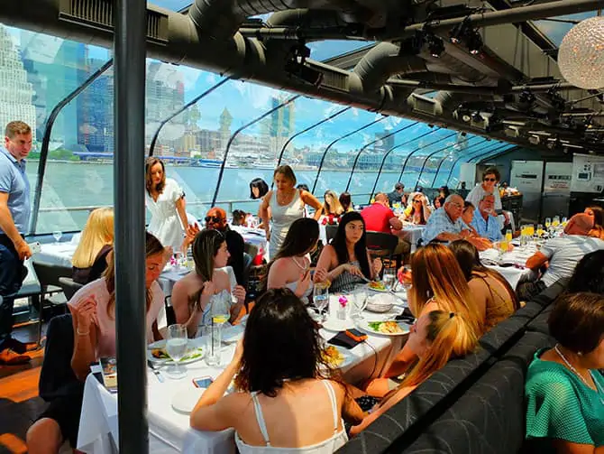 Bateaux cruise med lunsj i New York - Spiser lunsj