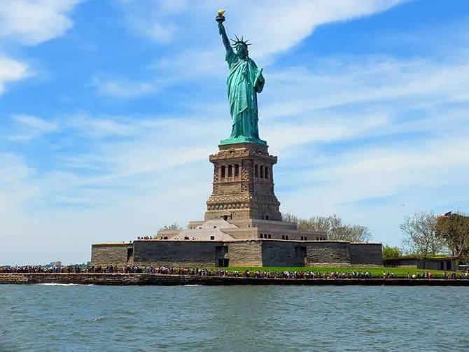 Bateaux cruise med lunsj i New York - Frihetsgudinnen