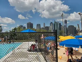 Svømmebasseng i Brooklyn Bridge Park New York