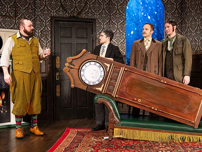 The Play That Goes Wrong New York Tickets - Rekvisitter