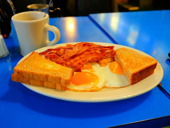 Typisk amerikansk mat i New York Sunny side up
