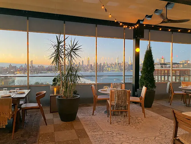 Ting å gjøre i Williamsburg - middag med en utsikt