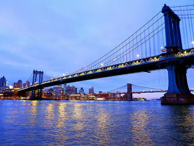 Manhattan Bridge i New York på kvelden