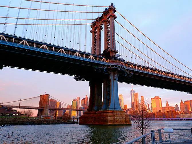 Manhattan Bridge i New York - Solnedgang