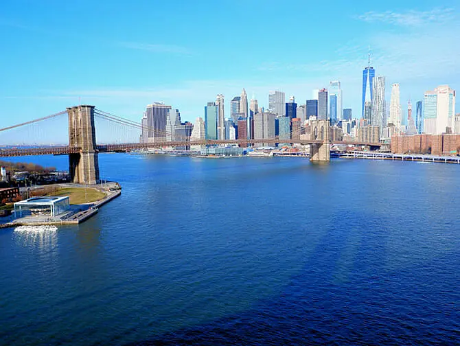 Manhattan Bridge i New York -Utsikt fra broen