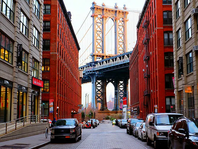 Manhattan Bridge i New York med Empire State Building