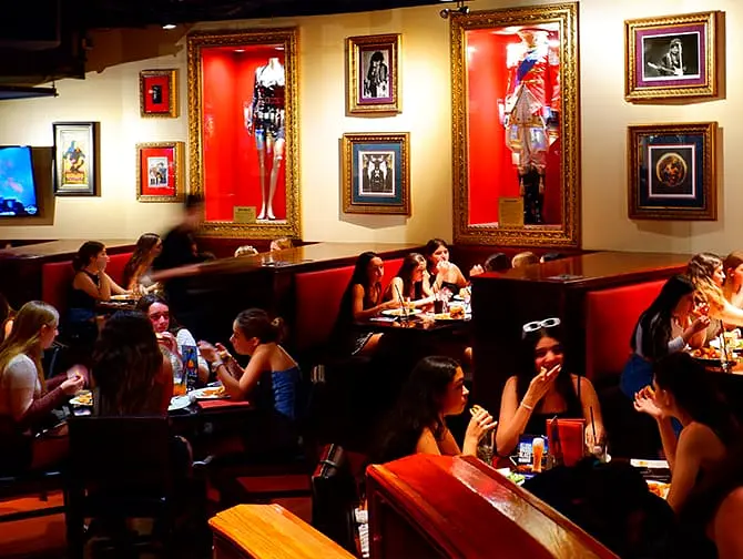 Tema-restauranter i New York - Inne i Hard Rock Cafe