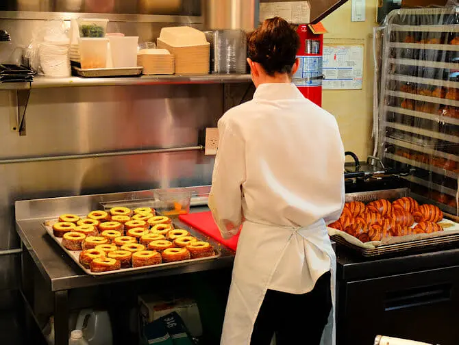 Beste donuts i New York - innsiden av Dominique Ansel Bakery