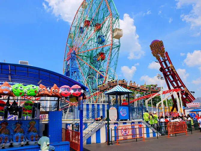 Denos Wonder Wheel Amusement Park på Coney Island - attraksjoner