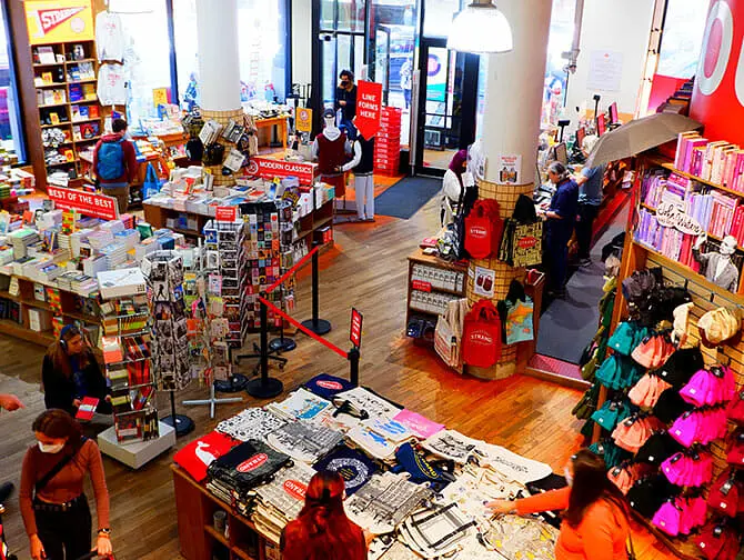 Strand Bookstore i New York - innsiden