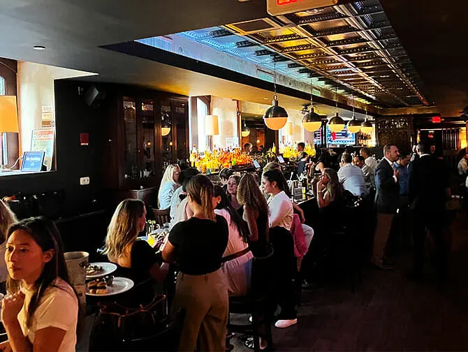 Tema-restauranter i New York - Inne i Trinity Place 