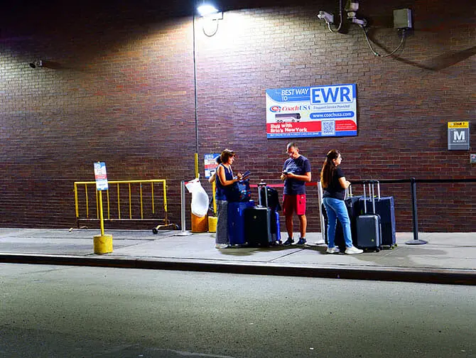 Transport fra Manhattan til Newark flyplass - busstopp for stor shuttlebuss