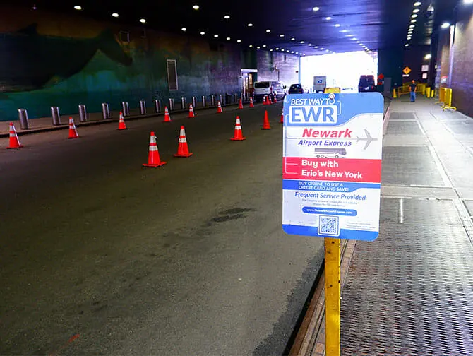 Transport fra Manhattan til Newark flyplass - Stor shuttlebuss