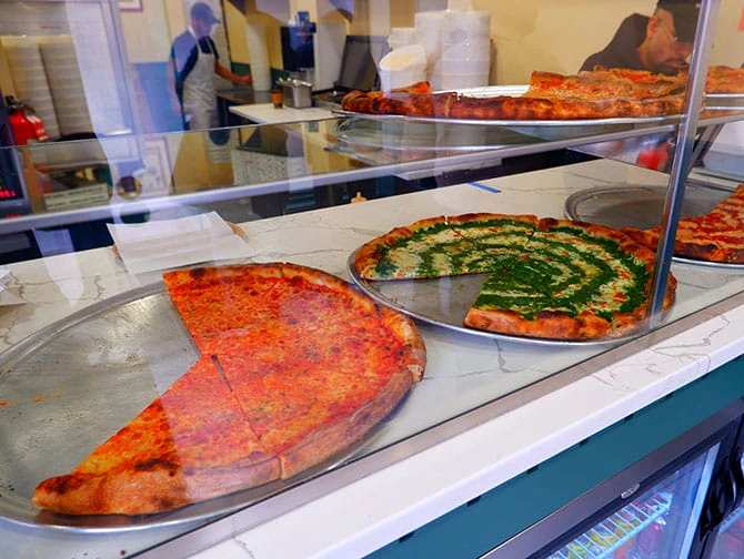 Beste Pizza i New York - Lucia Pizza of SoHo pizzastykke