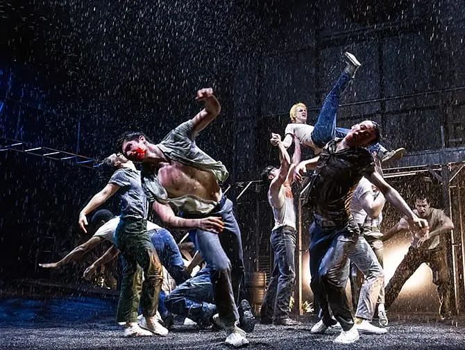 The Outsiders Broadway tickets - Slåsskamp