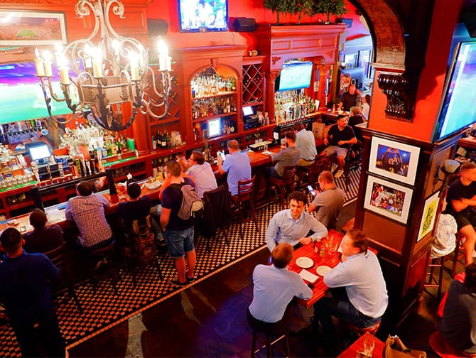 Beste sportsbarer i New York - The Football Factory at Legends Inne