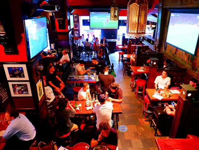 Beste sportsbarer i New York - The Football Factory at Legends