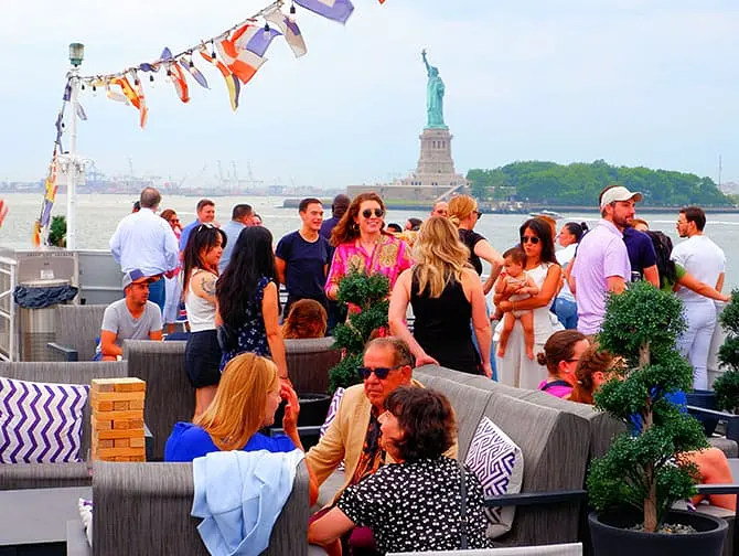 Cruise med middagsbuffé i New York - Ute