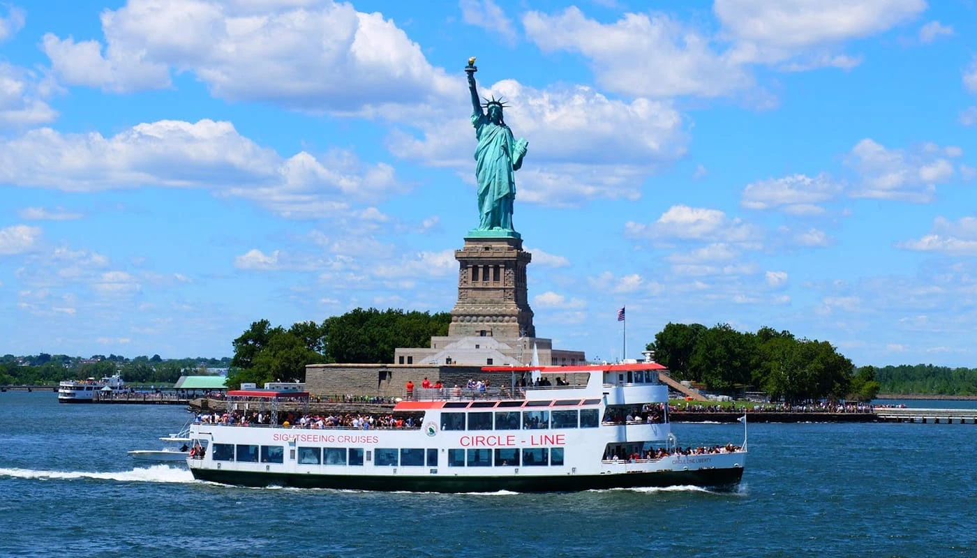 Severdigheter i New York: de beste turistattraksjonene - Båttur