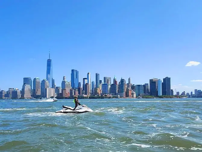 Vannscooter i New York - Skyline