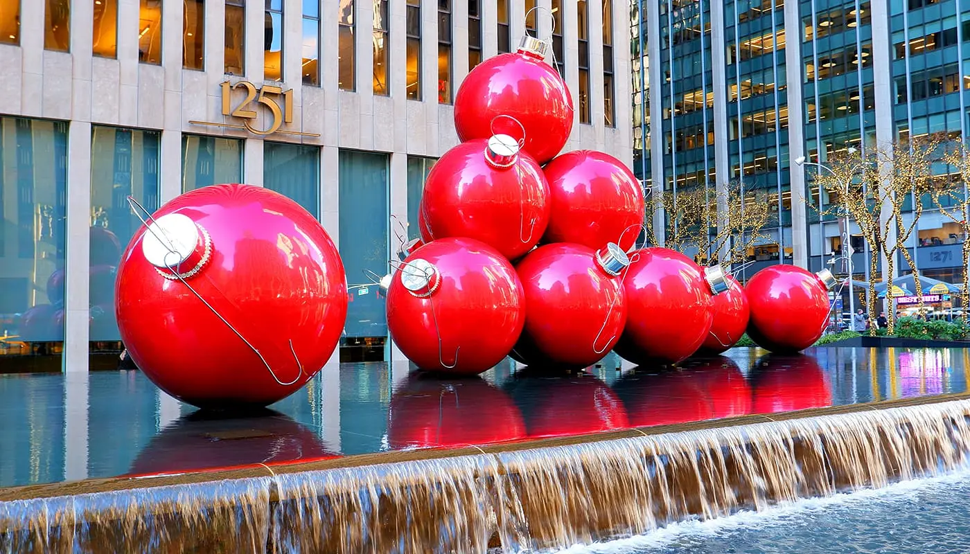 Reiseplan for jul i New York - Julepynt på 6th Avenue