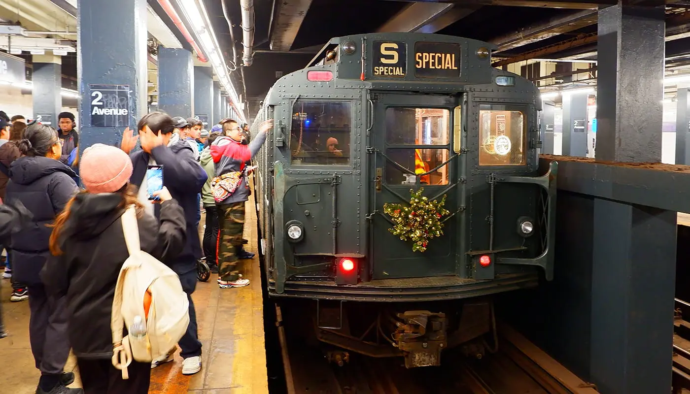 Gammeldagse tunnelbanevogner i New York - Tur med julenostalgi