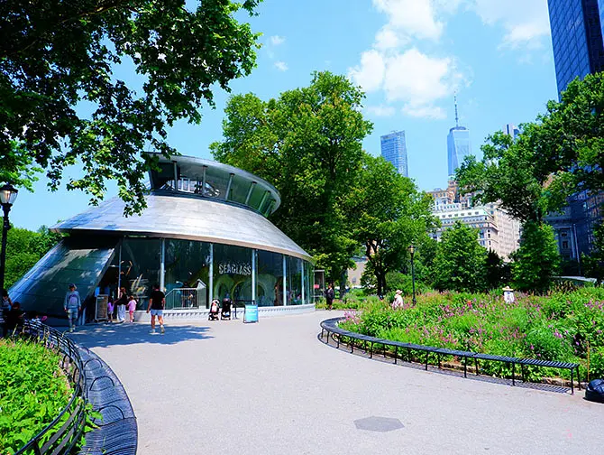 Battery Park i New York - Gå gjennom parken
