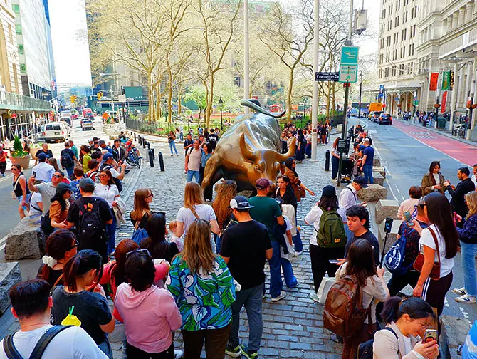Charging Bull statuen i New York – Et populært turistmål i Financial District.