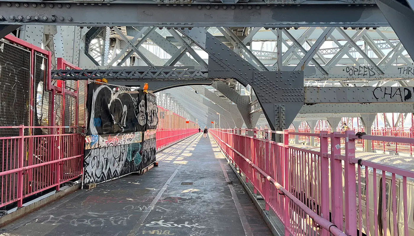 Williamsburg Bridge i New York - Kryssing av Williamsburg Bridge
